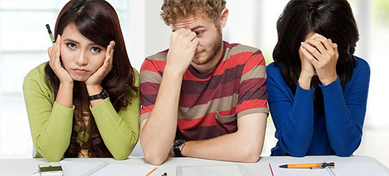 考试看手机作弊被抓